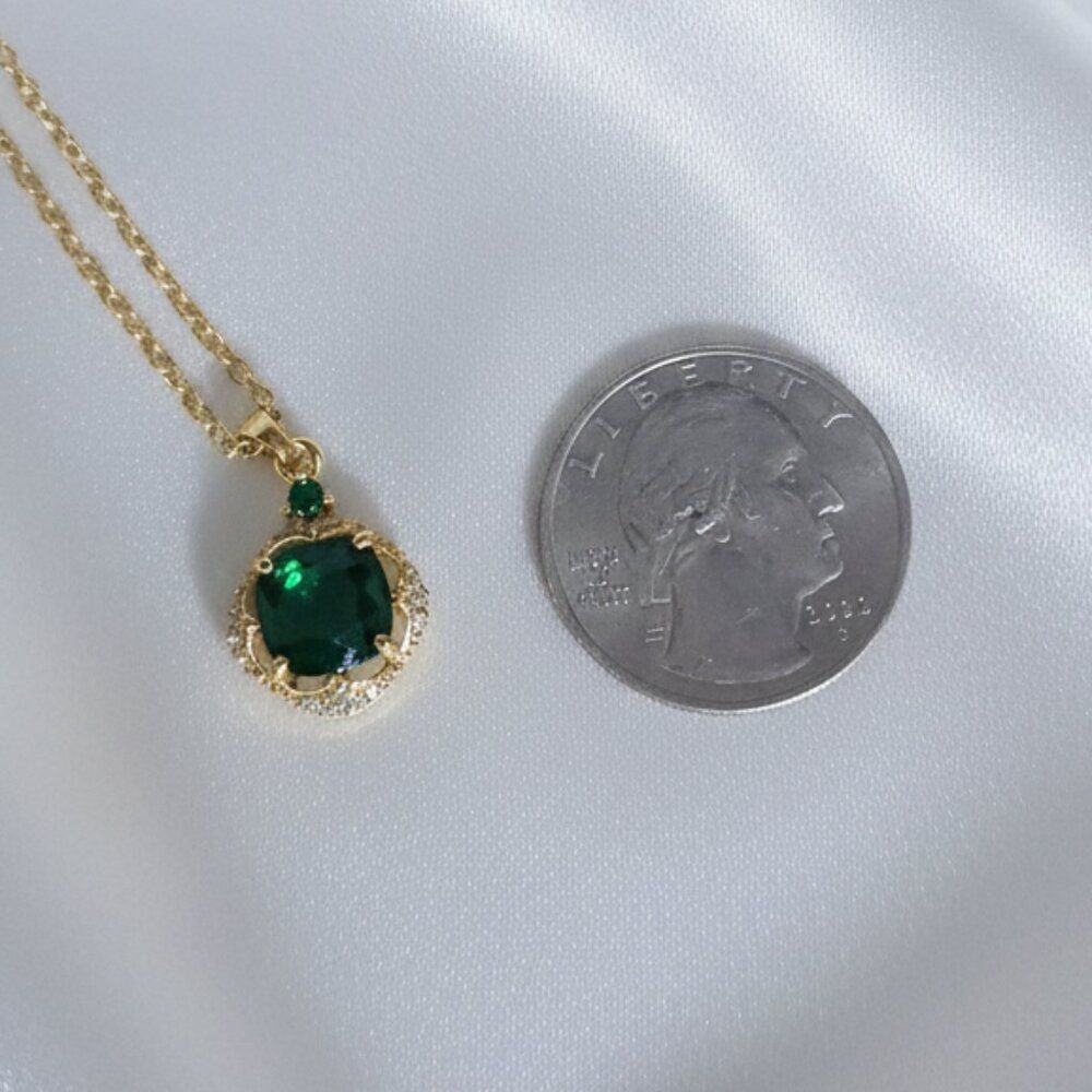 2 Carat Simulated Emerald CZ Gold Tone Pendant Necklace NWOT - Picture 5 of 9